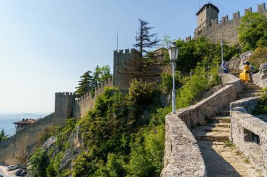 Eski San Marino kasabasındaki kalenin duvarları ve merdivenleri.
