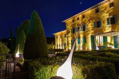 Geceleri güzel bir villa bahçe düzenlemesi.