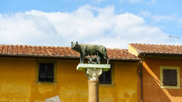 Статуя Волка Ромула Рема Пизе — стоковое фото