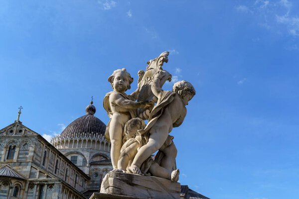 Мраморная скульптура Купидов в городе Пиза, Италия