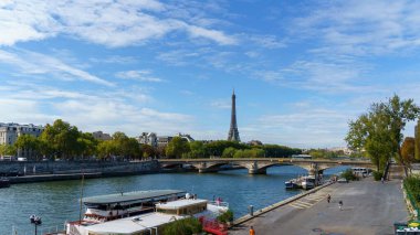 Paris 'te Eyfel Kulesi manzaralı Seine Nehri' nde bir mavna.