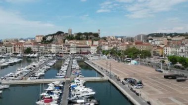 Cannes, Fransa. Cannes yat limanı ve eski şehrin üzerinde uçuyor.