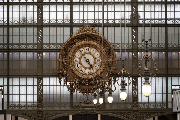 Orsay Müzesi 'nin içindeki büyük saat.