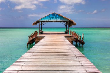 Tobago Adası, Trinidad ve Tobago. Ada kıyısının güney batısındaki Pigeon Point Heritage Park 'ta ikonik bir çatı iskelesi.