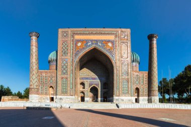 Sher Dor medresesi İslam dini okulları Registan Meydanı 'nda Semerkant, Özbekistan' da faşist hayvan mozaikleriyle