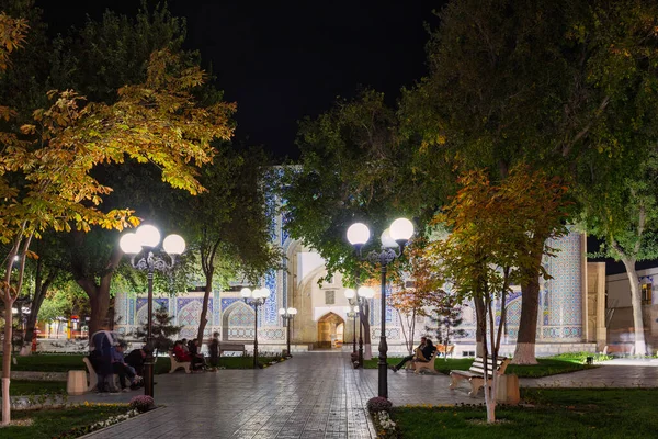 Nodir Devonbegi Madrasah Nadir Divan Begi Madrasahの前にある夜の公園 ウズベキスタンのブハラ — ストック写真