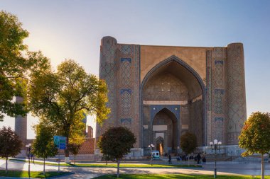 Bibi-Khanym Camii, İslam dünyasının en büyük ve en görkemli camilerinden biriydi. Timurid Rönesansı 'nın bir başyapıtı olarak kabul edilir..