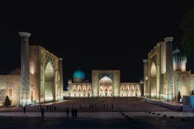 Gece yarısı Registan Meydanı 'nın güzel arka ışıkları olan bir panorama. Semerkand, Özbekistan, Sentral Asya
