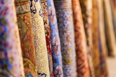 İpek fabrikasında renkli halılar, Semerkand, Özbekistan. , Sığ derinlik f alanı, kopyalama alanı