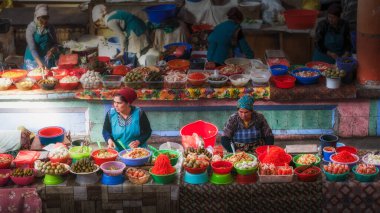 Khujand, Tacikistan. 17 Ekim 2019 Panchshanbe pazarında sebze satıcıları. Seçici odak.