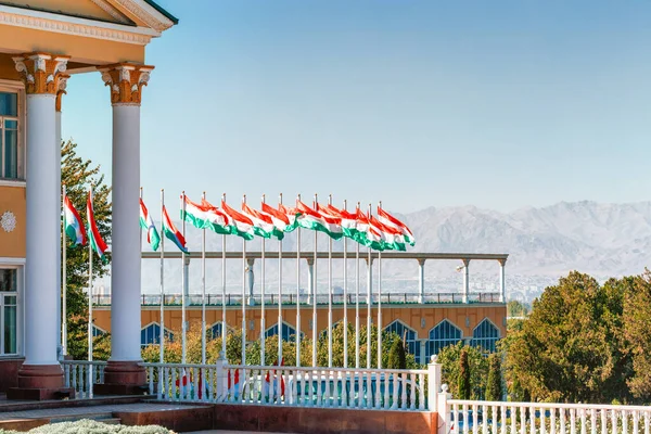 タジキスタンのクジャンド 2019年10月17日 晴れた青空の日にArbob文化宮殿でタジキスタンの旗を振って見る — ストック写真