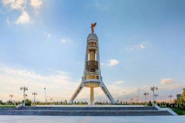 Ashgabat Türkmenistan - 10 Ekim 2019: Tarafsızlık Anıtı, beyaz mermer, altın rengi detaylar ve Niyazov 'un altın kaplamalı heykeliyle inşa edilmiş üç ayaklı kemer.
