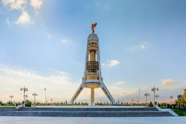 Ashgabat Türkmenistan Ekim 2019 Tarafsızlık Anıtı Beyaz Mermer Altın Rengi — Stok fotoğraf