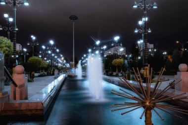 Geceleri ilham meydanı halk parkı, Ashgabat.