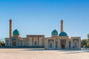 Taşkent, Özbekistan. 18 Ekim 2019: Viev 'den Hazrati İmam Camii' ne ve Hazreti-İmam Topluluğu 'nun bir parçası olan Muyi Muborak Madrasah' a