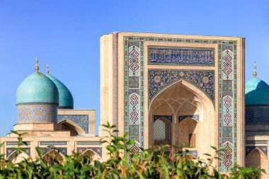 Taşkent, Özbekistan. 18 Ekim 2019: Hazrati İmam kompleksinin bir parçası olan Barak-khan Madrasah 'a bakın.