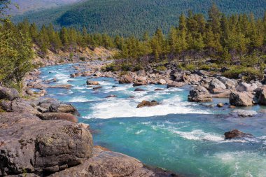 Norveç 'in ulusal park bölgesinde Otta Dağı nehrinde Donfoss şelalesi