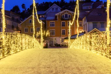 Norveç 'te sonsuz bir tatil sahnesi. Köprüde şenlikli bir aydınlanma var. Yüksek kalite fotoğraf