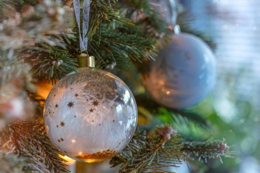 Noel ve yeni yıl dekorasyonlarının yakın çekimi. Yaratıcı projeler için arka planı rendele. Yüksek kalite fotoğraf