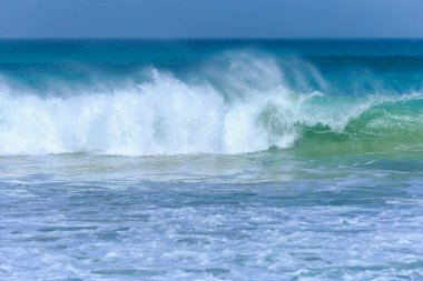 Rüzgarlı bir günde Boa Vistas sahilinde, Cape Verde 'de turkuaz su ve beyaz köpüklü büyük bir dalga yaklaşıyor.