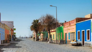 Sal Reis 'in deniz kenarı cazibesinin resimli görüntüsü, pastel boyalı cepheler ve tropikal palmiyeler içeriyor. Boa Vistas Sahil Köyü. Yüksek kalite fotoğraf