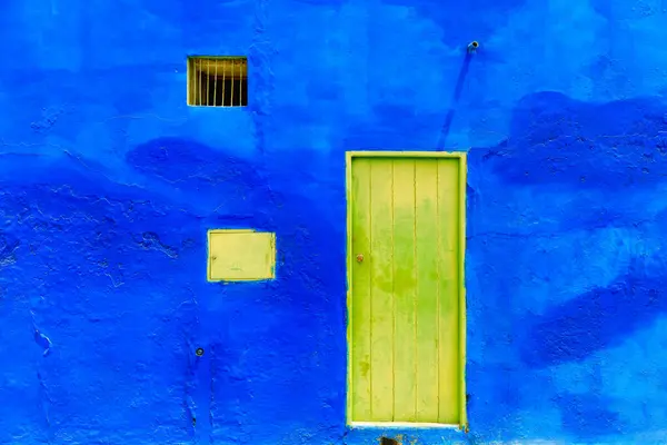 Colori Vividi Boa Vista Porta Gialla Parete Azzurra Contrasto Colore Foto Stock Royalty Free