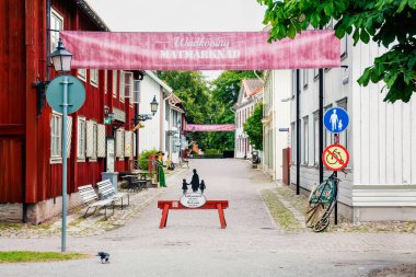 Wadkoping caddesi, tarihi ahşap binaları, kaldırımlı caddeleri ve pazar atmosferi olan açık hava müzesi. Turist ilgisi ve geleneksel İsveç mimarisi konsepti. Orebro, İsveç.