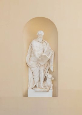 Katedral duvarında Aziz Luke 'un detaylı mermer heykeli, heykeltıraş Tommaso Righi, 1754-1768. Vilnius, Litvanya