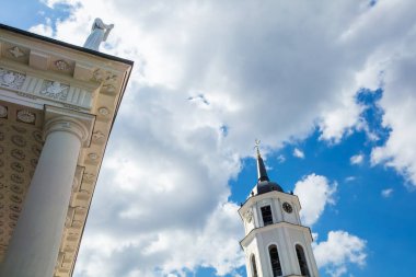 Vilnius Katedrali 'ne ve çan kulesine kadar açık mavi gökyüzüne bakın. Vilnius, Litvanya