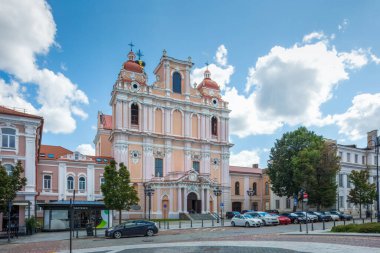 Şehir merkezindeki St. Casimir Kilisesi 'nin Barok cephesi. Vilnius, Litvanya