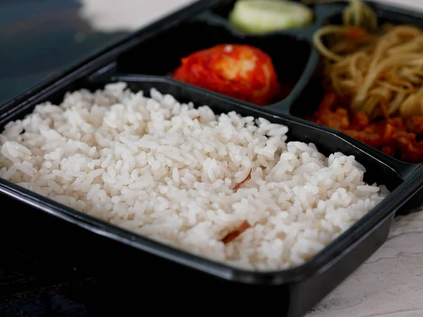 Kotak Bento Nasi Dengan Lauk Telur Balado Mie Tempe Dan — Stok Foto