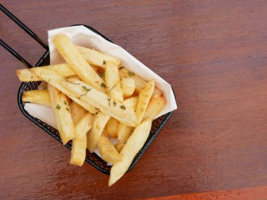 Fritözde biberli patates kızartması. Sağlıklı, şişman, az yiyecek.