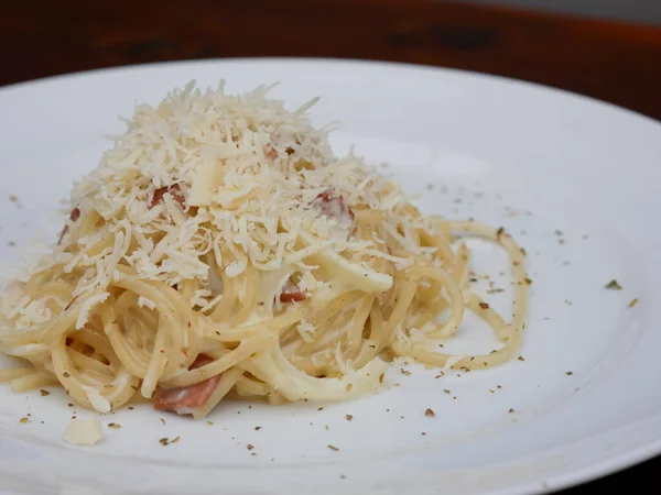 Espaguete Com Queijo Pimentão Uma Chapa Branca — Fotografia de Stock