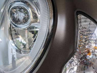 Otomotiv arka planı için araç ışıkları. Gümüş araba ve lamba.