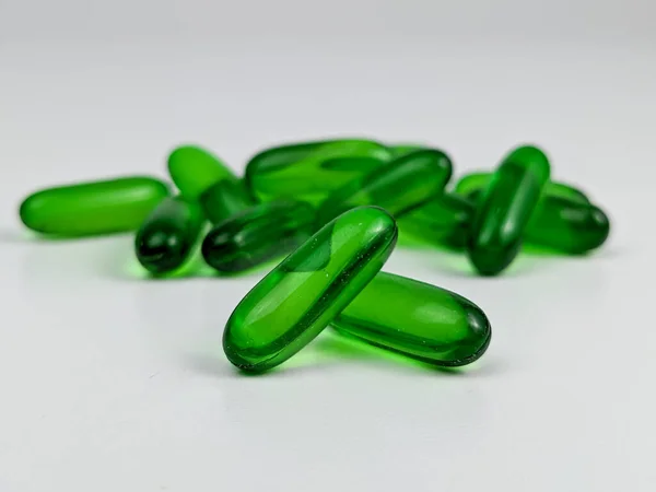 Cápsulas Verdes Transparentes Vitamina Aisladas Sobre Fondo Blanco —  Fotos de Stock