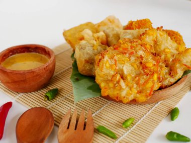 Gorengan veya kızarmış yiyecek Endonezya 'da popüler bir atıştırmalık türüdür.