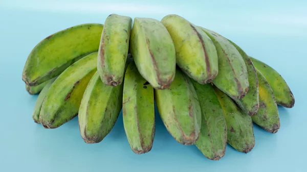 Unreife Grüne Bananen Auf Blauem Hintergrund — Stockfoto