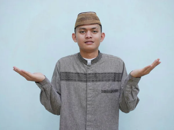 Joven Asiático Musulmán Hombre Con Expresión Sorprendida Levanta Ambas Manos — Foto de Stock