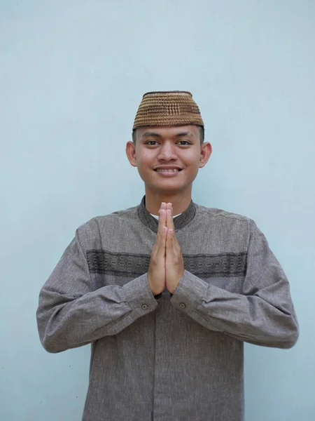 이슬람 교인인 아시아 자리에서 축하연을 하면서 미소를 — 스톡 사진