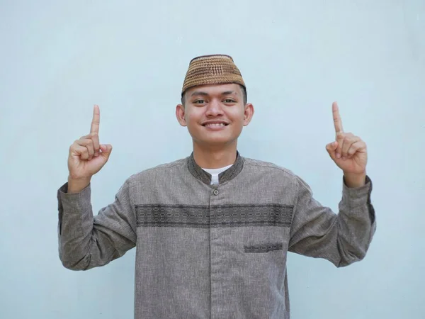 Mladý Asijský Muslim Muž Ukazuje Prsty Nahoru — Stock fotografie