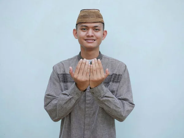 Portrét Mladého Asijského Muslima Zvedající Ruce Modlitbě — Stock fotografie
