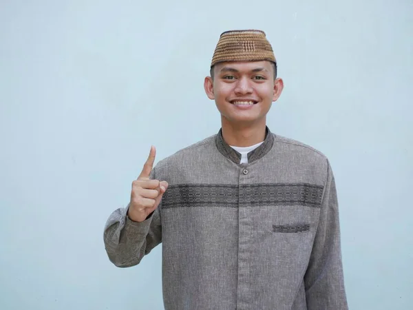 Mladý Asijský Muslim Muž Ukazuje Prsty Nahoru — Stock fotografie