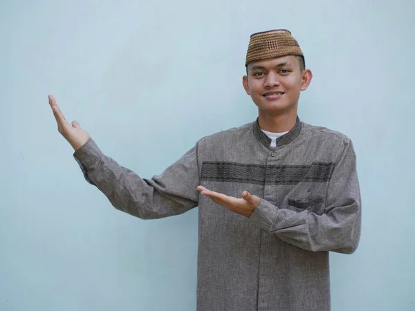 Müslüman Asyalı Adam Gülümsüyor Sağ Tarafı Işaret Ediyor — Stok fotoğraf