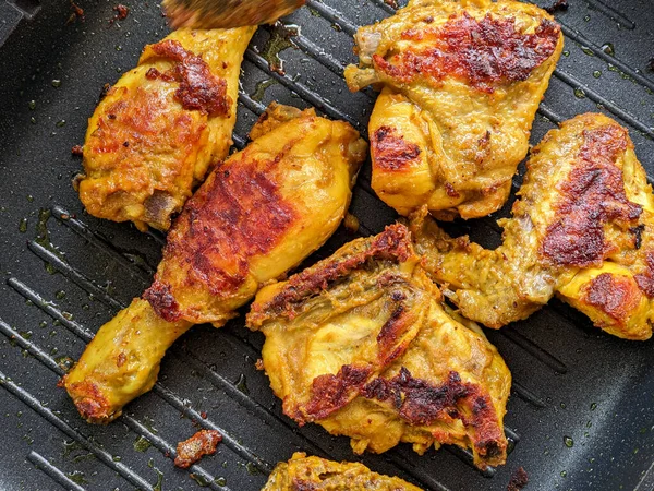 위에서는 닭장에서 닭고기를 과정을 수있다 — 스톡 사진