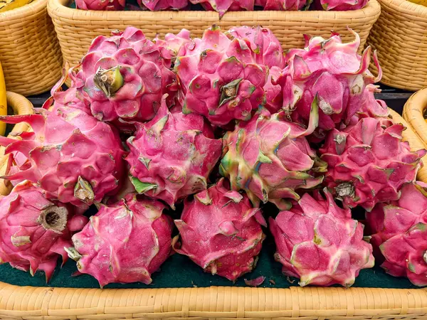 Rote Drachenfrucht Marktregal Gesundes Obstkonzept — Stockfoto