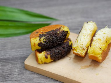 Pukis aperatifleri ya da geleneksel Java krepleri. un yumurtalarından mayadan ve hindistan cevizi sütünden yapılır.