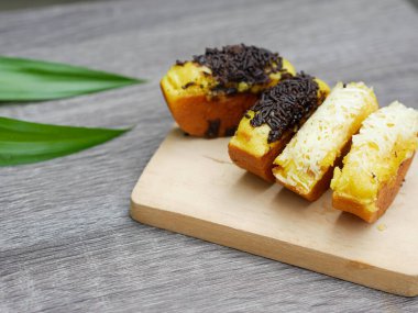 Pukis aperatifleri ya da geleneksel Java krepleri. un yumurtalarından mayadan ve hindistan cevizi sütünden yapılır.