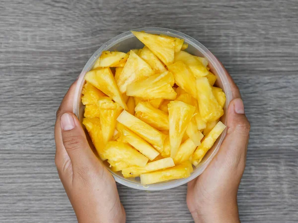 Hand Houden Gesneden Verse Ananas Een Transparante Container Gezonde Voeding — Stockfoto
