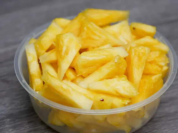透明容器に新鮮なパイナップルをスライス 健康的な食事と食事のコンセプト — ストック写真