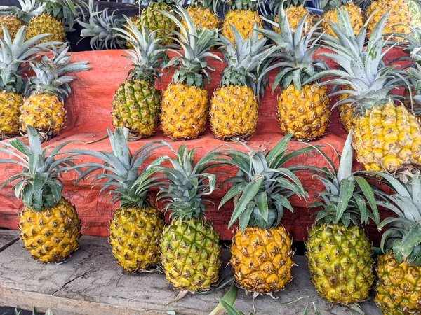 Stos Ananasów Rynku — Zdjęcie stockowe